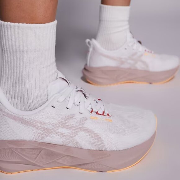 🇨🇦 ASICS Women's Novablast 5 Sneaker - Picture 5 of 6